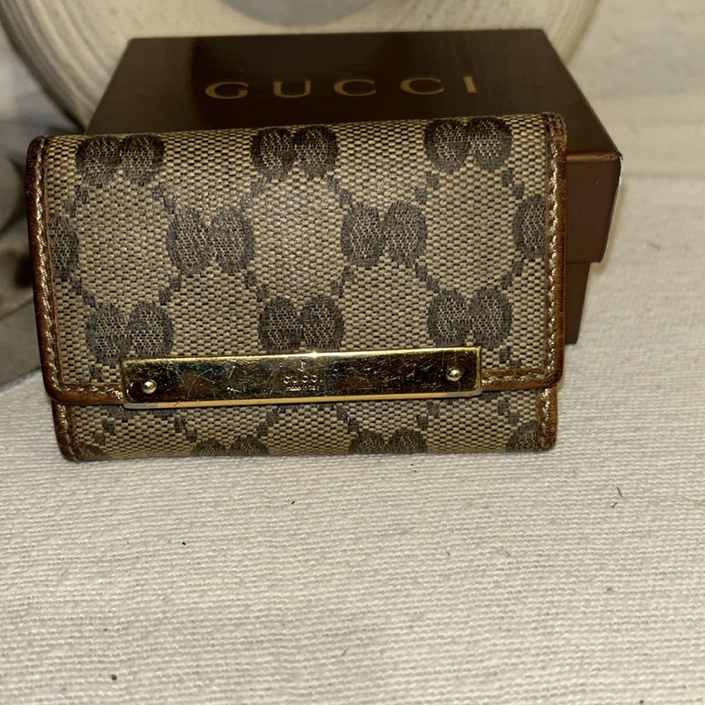 Gucci GG Monogram 6 Ring Key Case, missing 2 hooks with box - Picture 6 of 13